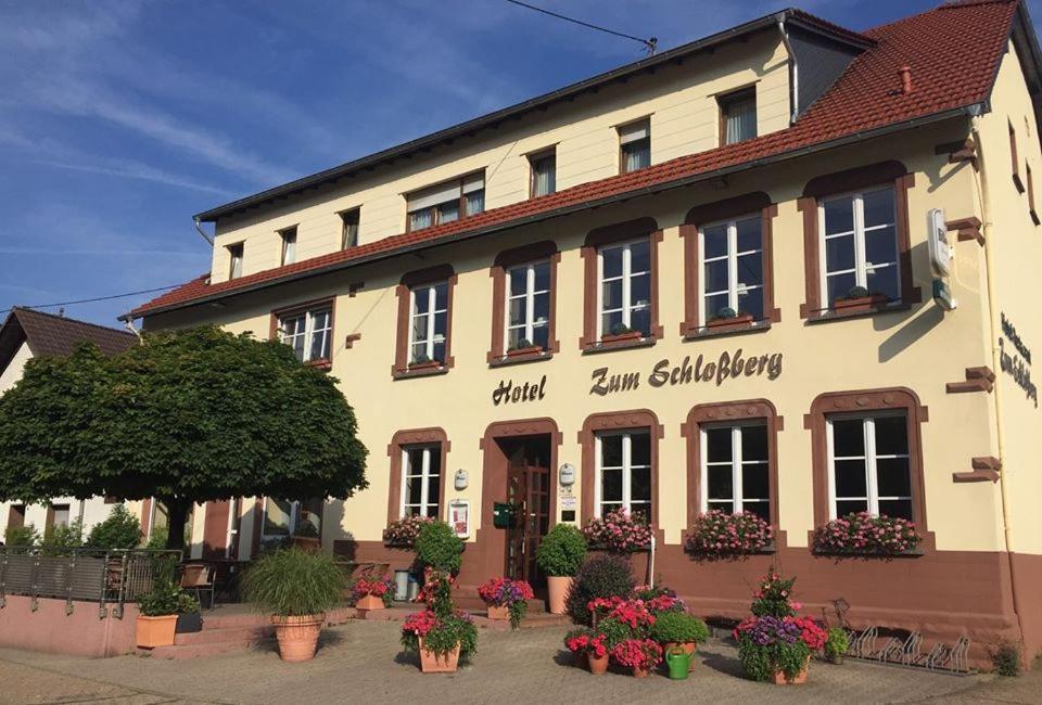 Hotel Restaurant Zum Schlossberg Wadern Exterior photo