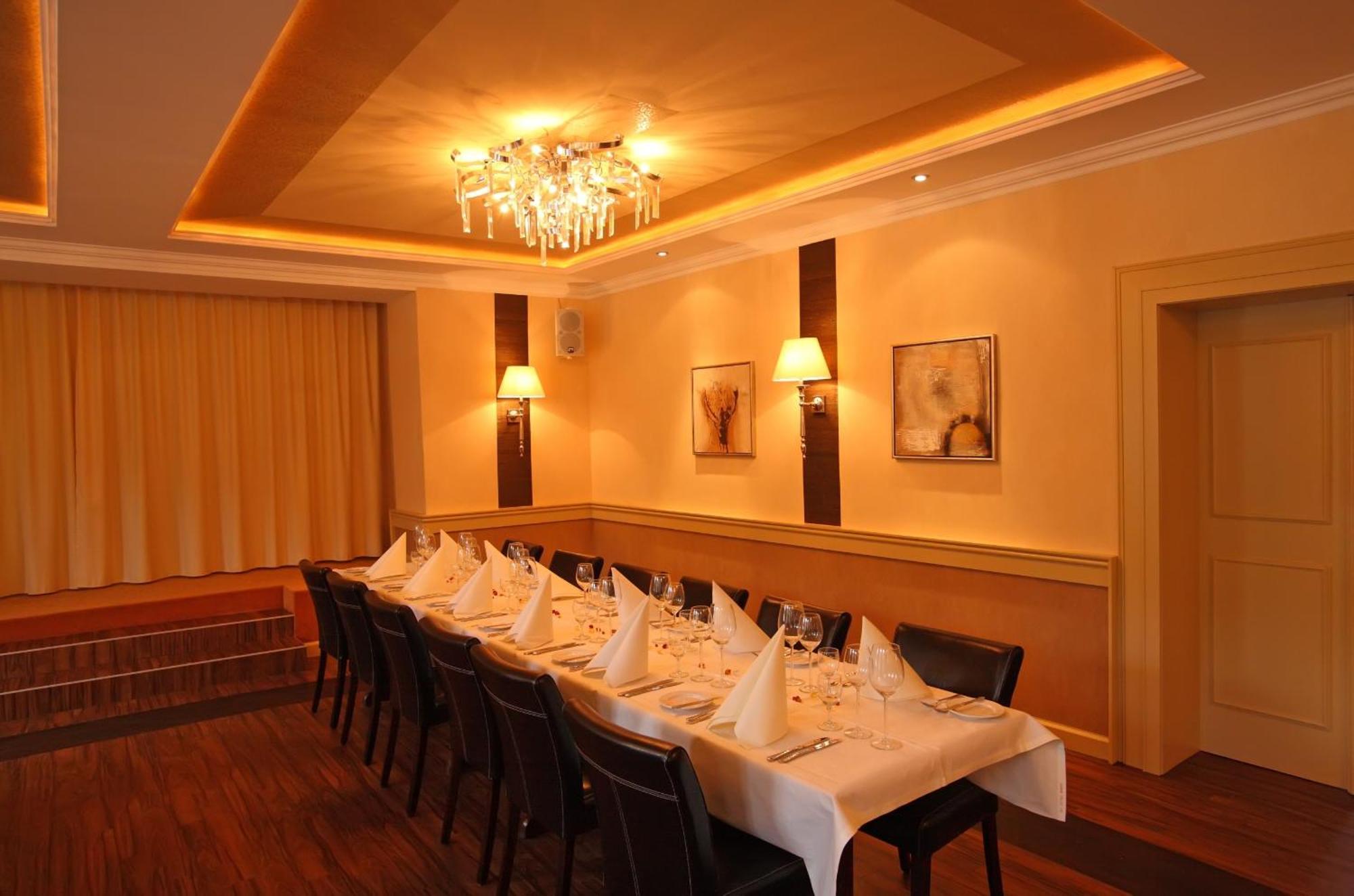Hotel Restaurant Zum Schlossberg Wadern Exterior photo