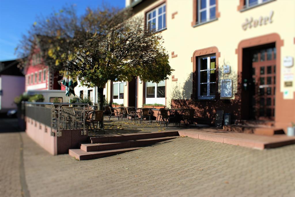 Hotel Restaurant Zum Schlossberg Wadern Exterior photo